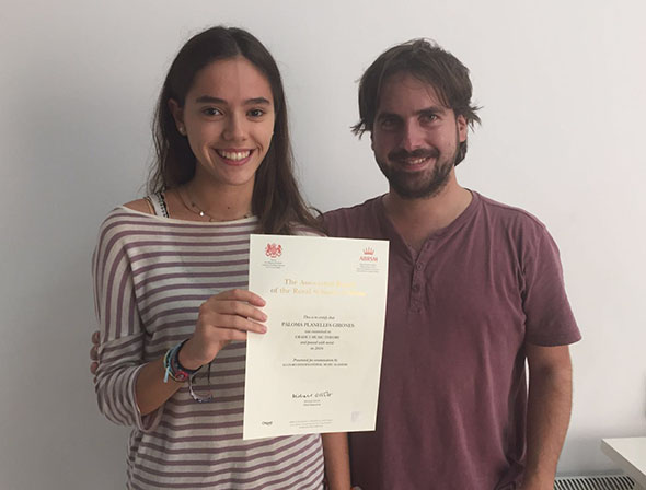 Hemeroteca, Paloma Planells, alumna de AD LIBITUM, recibe la certificación de la Royal School